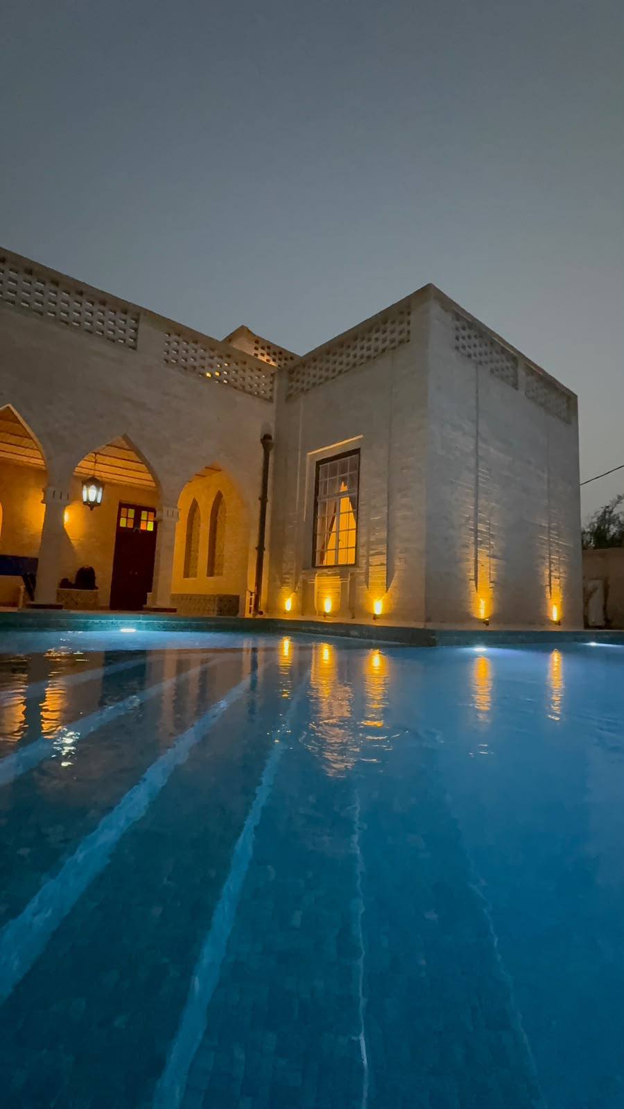 مسبح خان النخيل والواجهة مساءً